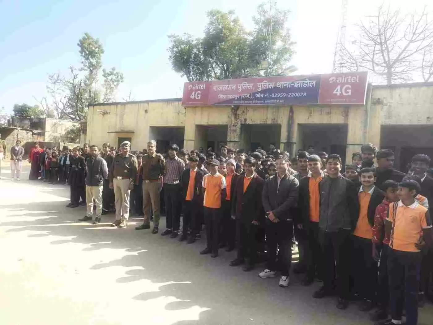 झाड़ोल थाना परिसर में गूंजी युवाओं की आवाज: शैक्षणिक भ्रमण के जरिए छात्र-छात्राओं ने जानी पुलिस की कार्यप्रणाली