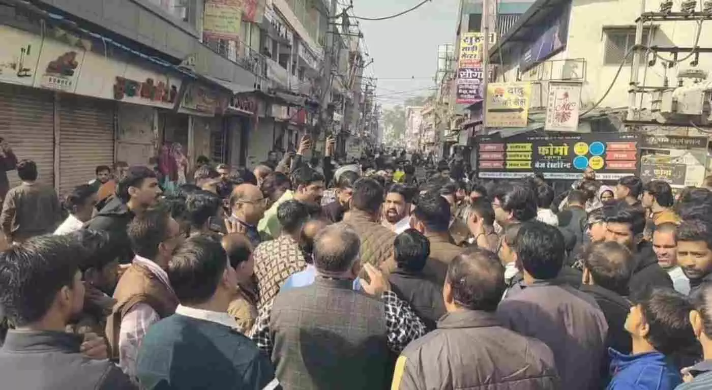 भीलवाड़ा: आजाद चौक में अतिक्रमण के खिलाफ फूटा व्यापारियों का आक्रोश, आधे दिन बंद रहे बाजार भीलवाड़ा: आजाद चौक में अतिक्रमण के खिलाफ फूटा व्यापारियों का आक्रोश, आधे दिन बंद रहे बाजार