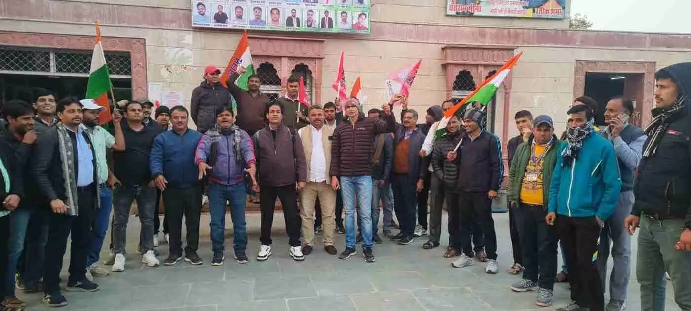 गंगापुर सिटी: रेलवे मजदूर संघ का उग्र प्रदर्शन, आगरा मंडल को वर्किंग देने के विरोध में आर-पार की जंग गंगापुर सिटी: रेलवे मजदूर संघ का उग्र प्रदर्शन, आगरा मंडल को वर्किंग देने के विरोध में आर-पार की जंग