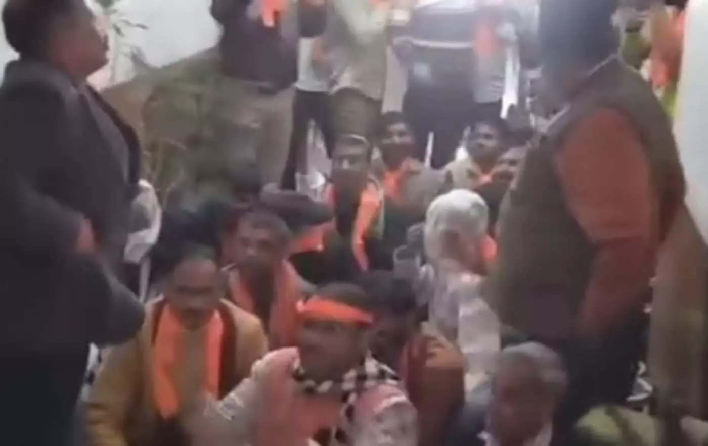 करौली: सट्टा किंग की अवैध इमारत पर नहीं चला बुलडोजर, कलेक्ट्रेट पर हनुमान चालीसा का पाठ कर जताया आक्रोश