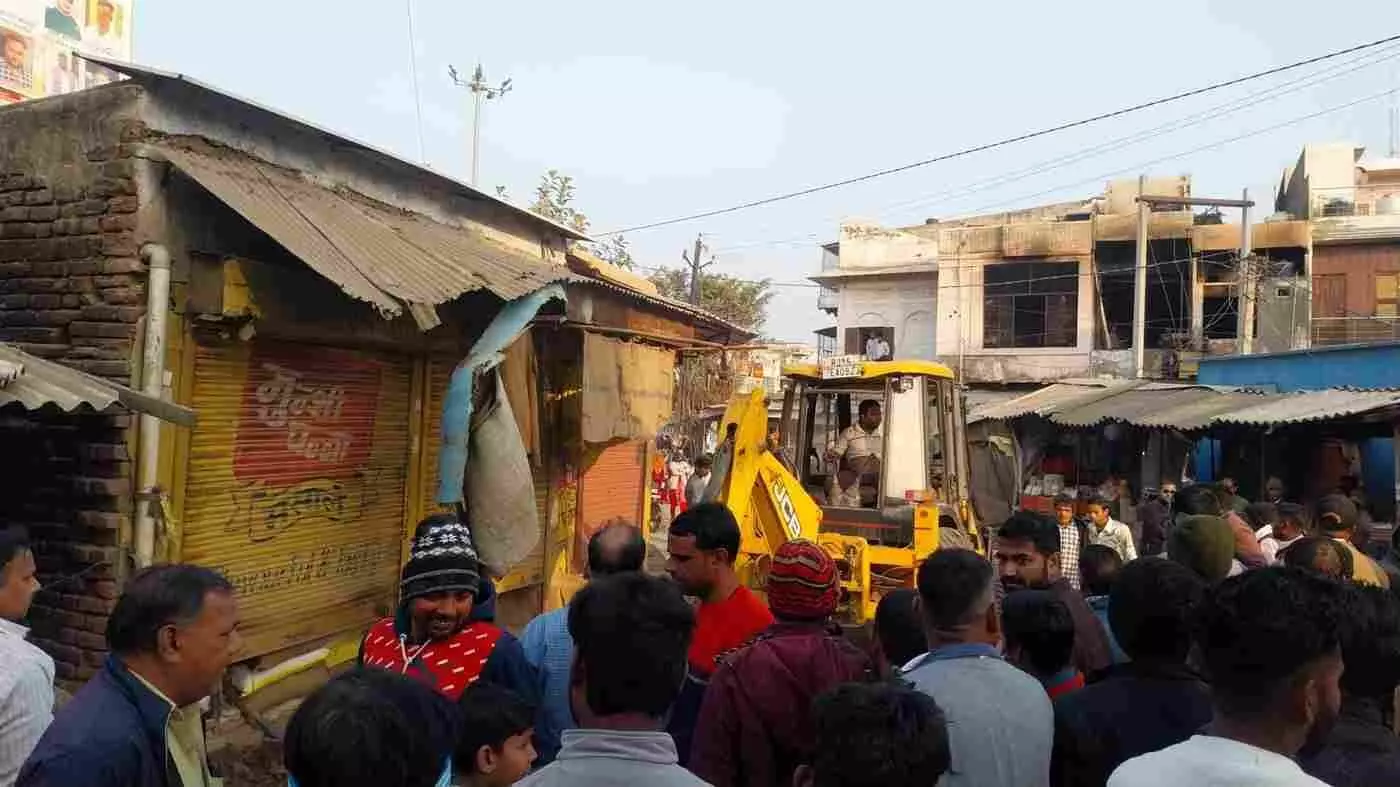 डीग में नगर परिषद का महाबलिया अभियान: मुख्य बाजार से हटाया गया अवैध अतिक्रमण, दुकानदारों को दी सख्त चेतावनी