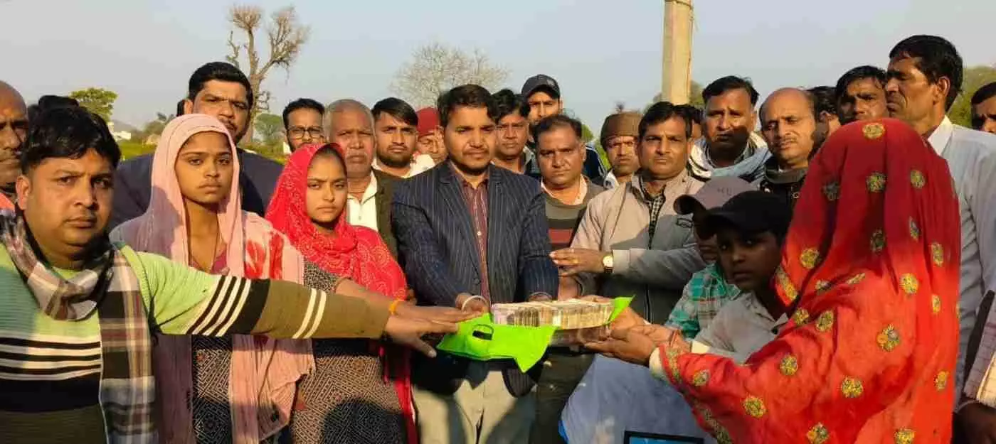 करौली: डॉ. महेश कुमार मीणा के नेतृत्व में मानवता की जीत, मंडरायल में पीड़ित परिवार को सौंपी 6.44 लाख की आर्थिक मदद
