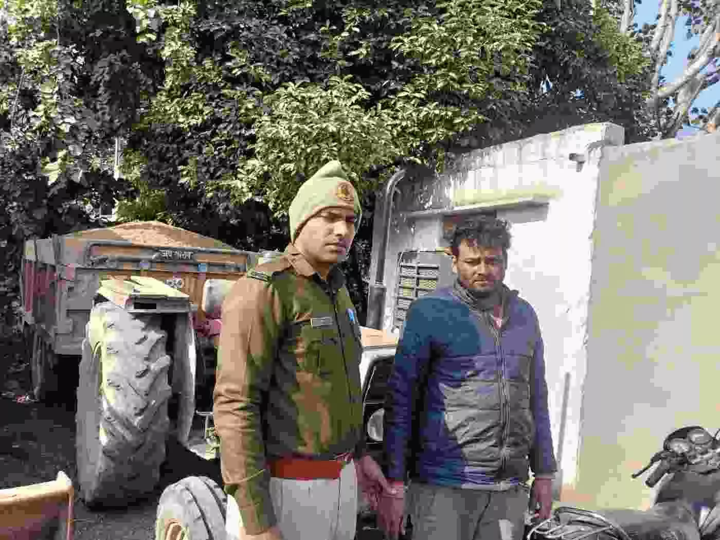 भुसावर: अवैध खनन पर पुलिस का प्रहार, नेशनल हाईवे-21 पर बजरी से भरी बिना नंबरी ट्रैक्टर-ट्रॉली जप्त, चालक गिरफ्तार भुसावर: अवैध खनन पर पुलिस का प्रहार, नेशनल हाईवे-21 पर बजरी से भरी बिना नंबरी ट्रैक्टर-ट्रॉली जप्त, चालक गिरफ्तार