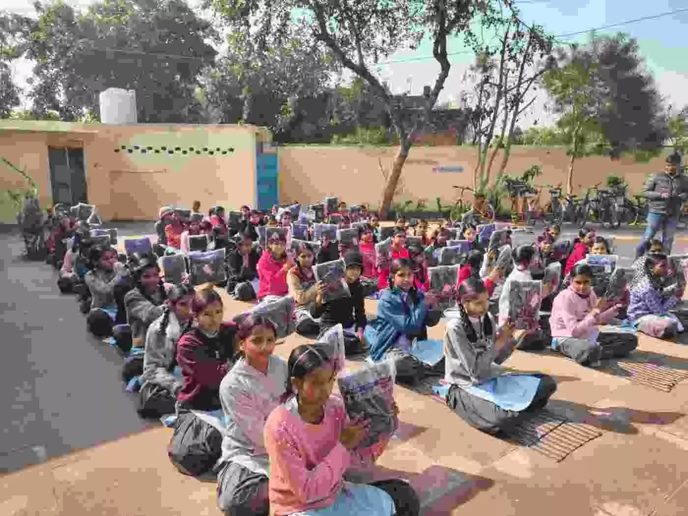 भरतपुर: विवेकानंद जयंती पर बछामदी स्कूल में बिखरी मानवता की चमक, बालिकाओं को मिली जर्सियों की गर्माहट भरतपुर: विवेकानंद जयंती पर बछामदी स्कूल में बिखरी मानवता की चमक, बालिकाओं को मिली जर्सियों की गर्माहट