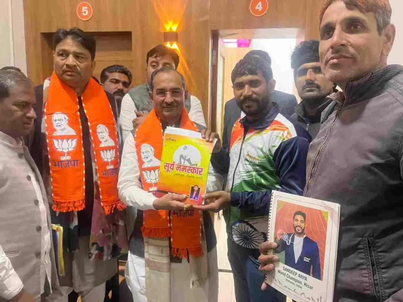 जयपुर: भाजपा प्रदेश अध्यक्ष मदन राठौड़ ने किया संदीप आर्य की पुस्तक ‘सूर्य नमस्कार’ का विमोचन; 10 करोड़ युवाओं को जोड़ने का लक्ष्य