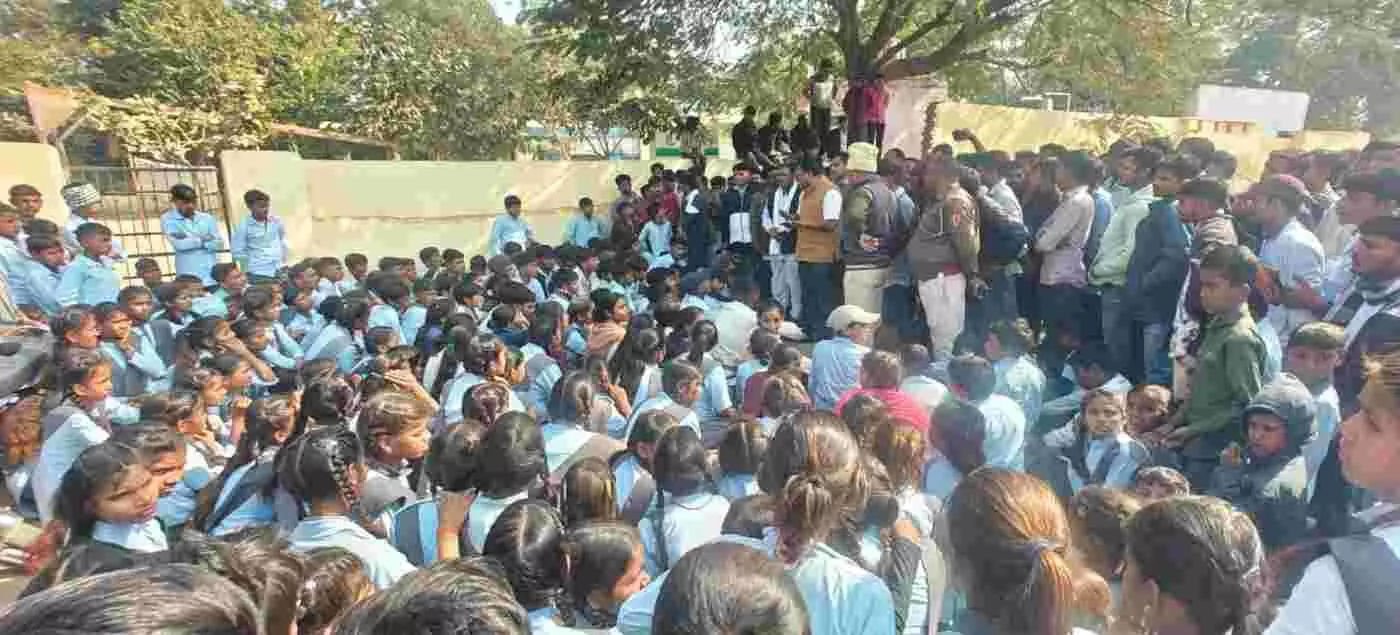 सलूंबर: कालीभीत पीएम श्री स्कूल में शिक्षक के तबादले पर भारी बवाल, ग्रामीणों और छात्रों ने जड़ा ताला