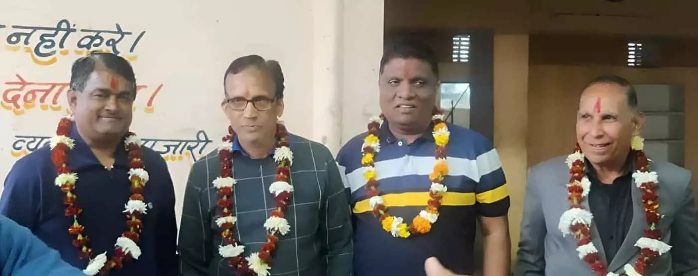 भीलवाड़ा: अलौह धातु बर्तन व्यापार संघ की कमान फिर राकेश नौलखा के हाथों में, नई कार्यकारिणी का हुआ भव्य गठन भीलवाड़ा: अलौह धातु बर्तन व्यापार संघ की कमान फिर राकेश नौलखा के हाथों में, नई कार्यकारिणी का हुआ भव्य गठन