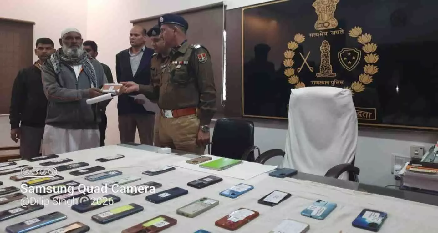 ब्यावर पुलिस की बड़ी कामयाबी: साइबर सेल ने खोज निकाले 11 लाख के 50 मोबाइल, चेहरों पर लौटी मुस्कान ब्यावर पुलिस की बड़ी कामयाबी: साइबर सेल ने खोज निकाले 11 लाख के 50 मोबाइल, चेहरों पर लौटी मुस्कान