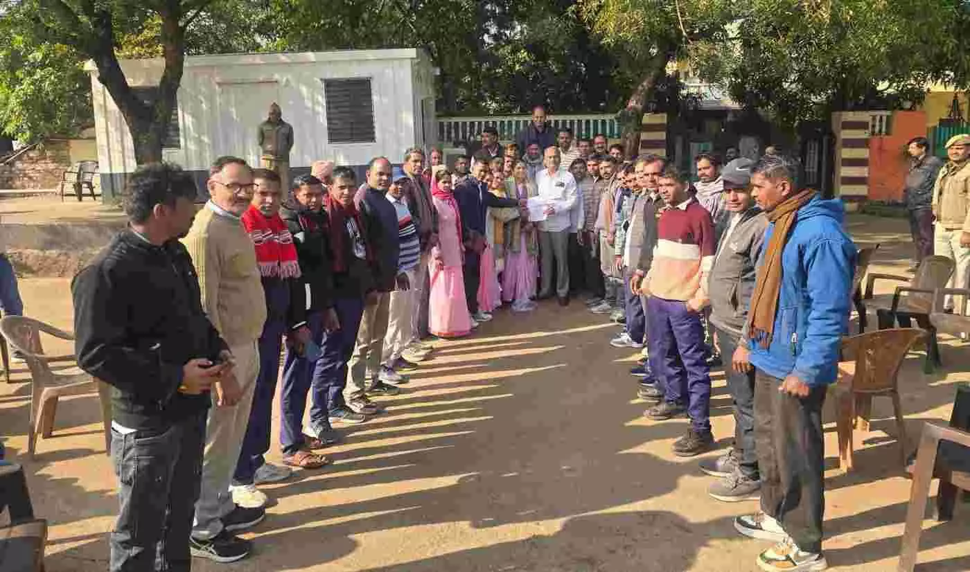 प्रतापगढ़: कैबिनेट मंत्री के द्वार पहुँची माँ बाड़ी शिक्षा सहयोगियों की गूंज, स्थायीकरण और मानदेय को लेकर सौंपा ज्ञापन प्रतापगढ़: कैबिनेट मंत्री के द्वार पहुँची माँ बाड़ी शिक्षा सहयोगियों की गूंज, स्थायीकरण और मानदेय को लेकर सौंपा ज्ञापन
