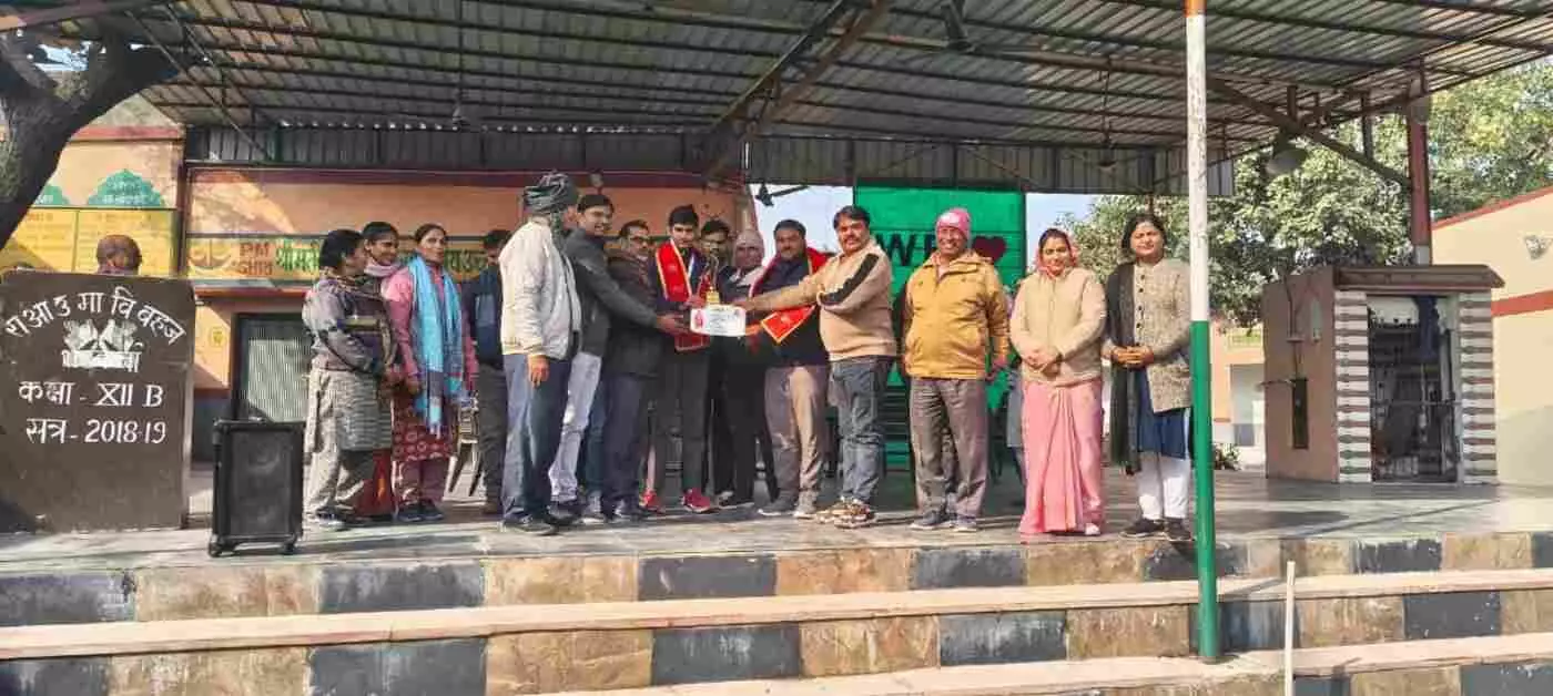 डीग के लाल दीपक शर्मा ने जयपुर में गाड़ा सफलता का झंडा: राज्य स्तरीय युवा महोत्सव में जीता रजत पदक, बहज पहुंचने पर हुआ भव्य अभिनंदन डीग के लाल दीपक शर्मा ने जयपुर में गाड़ा सफलता का झंडा: राज्य स्तरीय युवा महोत्सव में जीता रजत पदक, बहज पहुंचने पर हुआ भव्य अभिनंदन