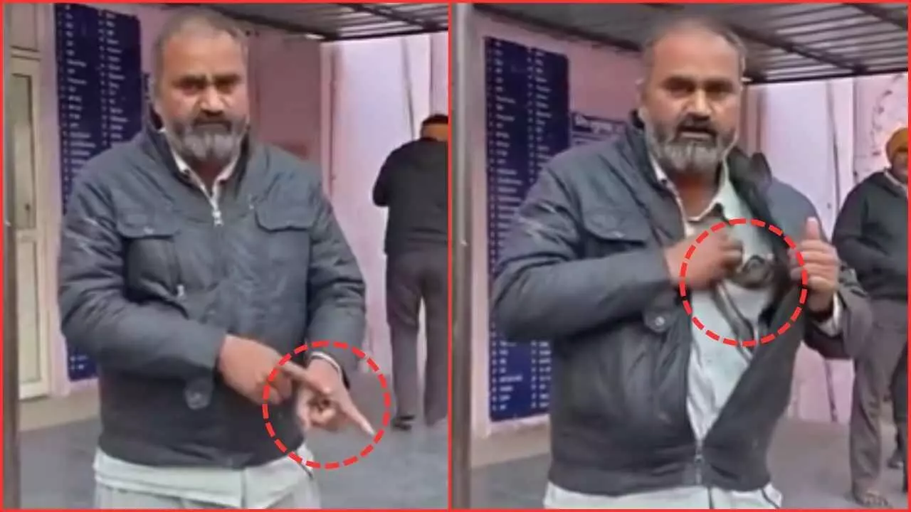 Mathura: An e-rickshaw driver, bitten by a cobra, carried it in his pocket to the hospital Mathura: An e-rickshaw driver, bitten by a cobra, carried it in his pocket to the hospital