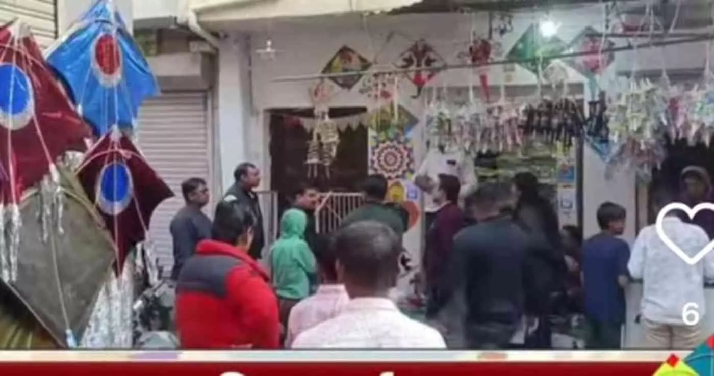 बारां में खूनी मांझे पर प्रशासन का प्रहार: चोमूखा बाजार में छापेमारी से मचा हड़कंप, पुलिस की मौजूदगी में हुई जब्ती बारां में खूनी मांझे पर प्रशासन का प्रहार: चोमूखा बाजार में छापेमारी से मचा हड़कंप, पुलिस की मौजूदगी में हुई जब्ती