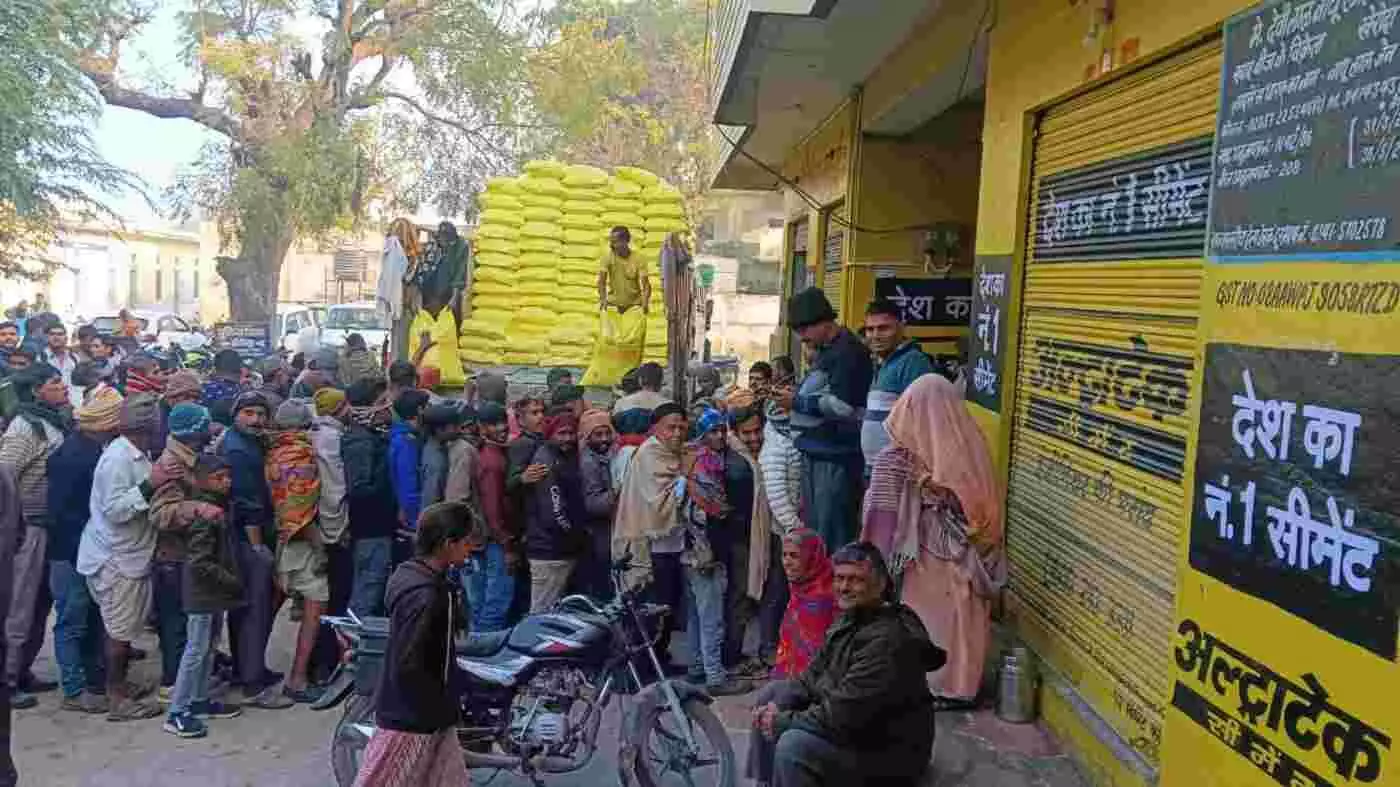 खेरोदा में खाद के लिए मची हाहाकार: अलसुबह से कतारों में डटे अन्नदाता, वितरण केंद्र पर उमड़ा जनसैलाब खेरोदा में खाद के लिए मची हाहाकार: अलसुबह से कतारों में डटे अन्नदाता, वितरण केंद्र पर उमड़ा जनसैलाब