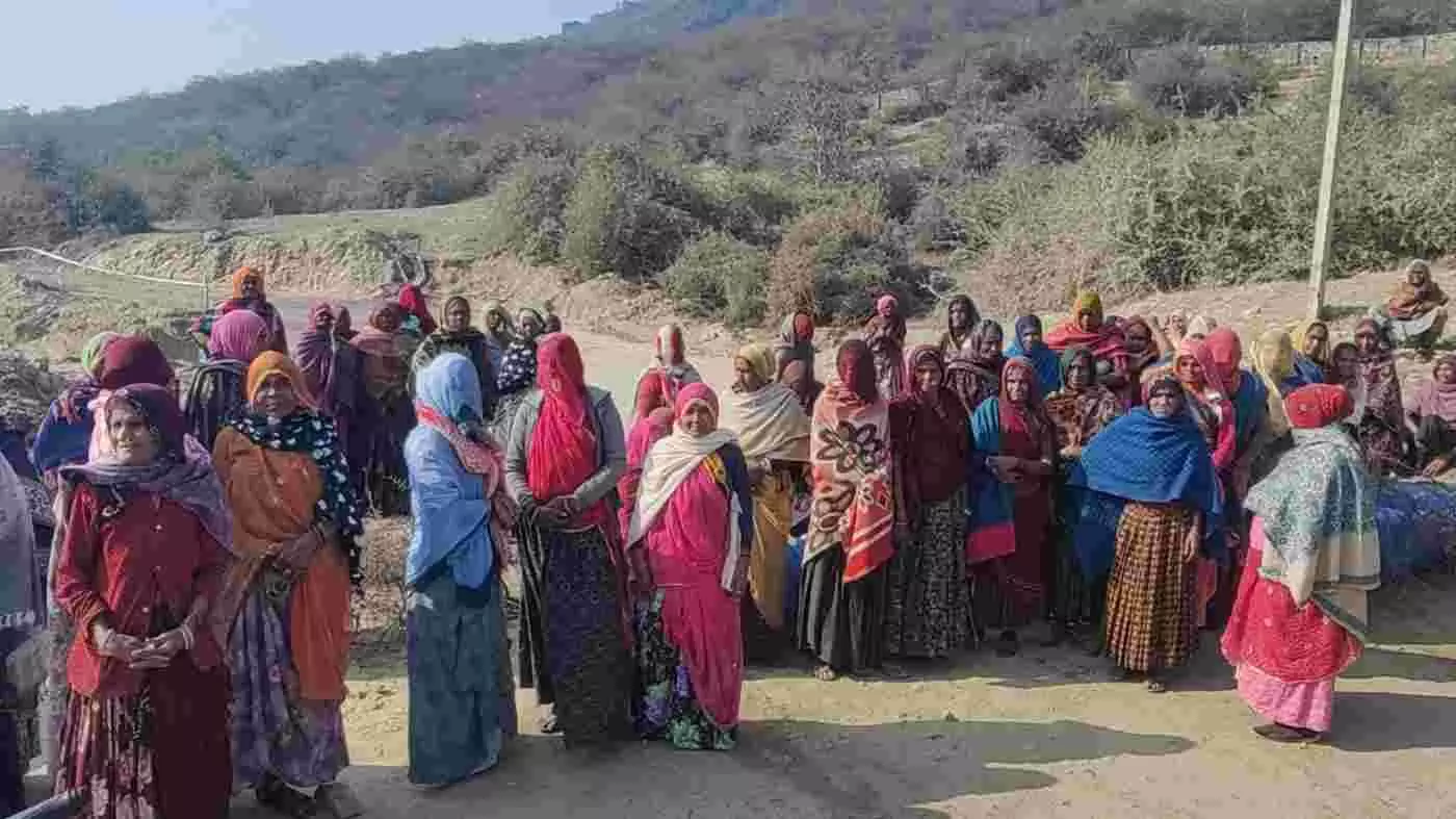 आमेट: कमेरी चौराहे पर फूटा ग्रामीणों का आक्रोश, पाइपलाइन क्षतिग्रस्त होने से आमेट-देवगढ़ मार्ग पर लगाया चक्काजाम