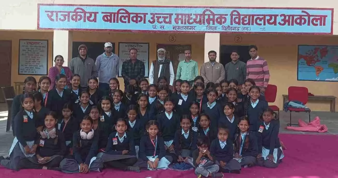 आकोला में कड़ाके की ठंड के बीच छात्राओं को मिले स्वेटर, हिंगड़ परिवार ने पुण्य स्मृति में बिखेरी मुस्कान आकोला में कड़ाके की ठंड के बीच छात्राओं को मिले स्वेटर, हिंगड़ परिवार ने पुण्य स्मृति में बिखेरी मुस्कान