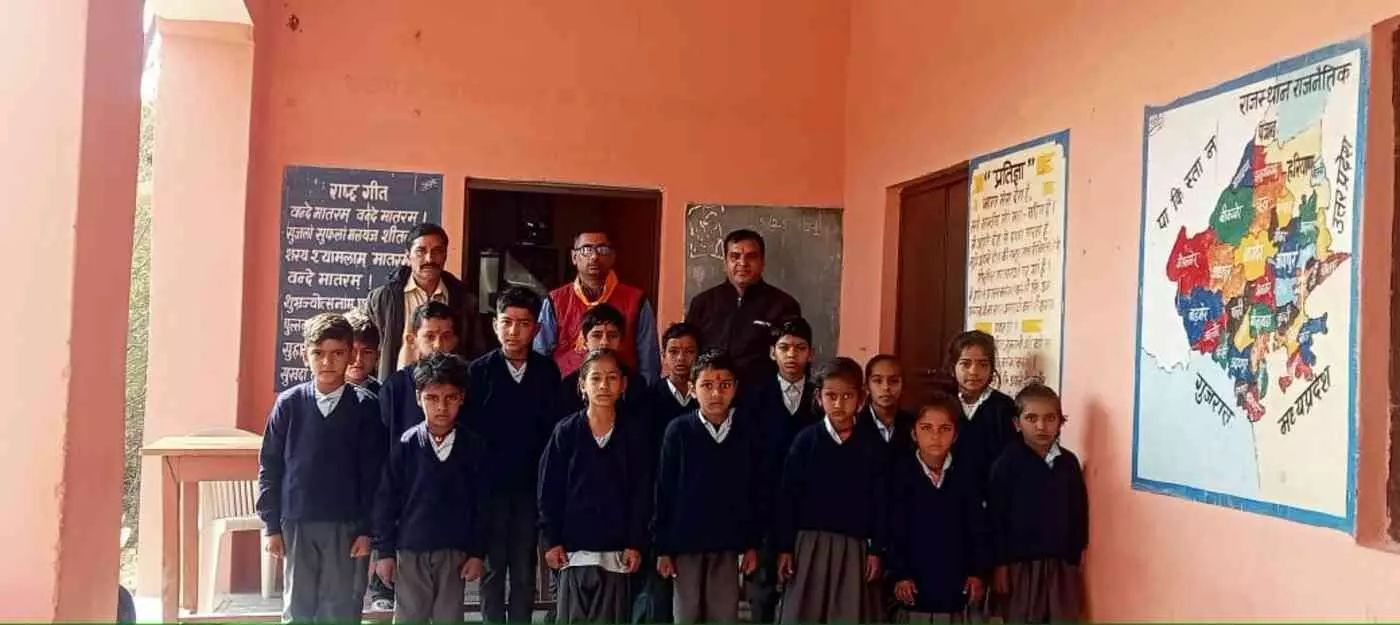 मावली: शिक्षक ने निभाया भामाशाह का धर्म, कड़ाके की ठंड में बच्चों के चेहरे पर बिखेरी मुस्कान मावली: शिक्षक ने निभाया भामाशाह का धर्म, कड़ाके की ठंड में बच्चों के चेहरे पर बिखेरी मुस्कान
