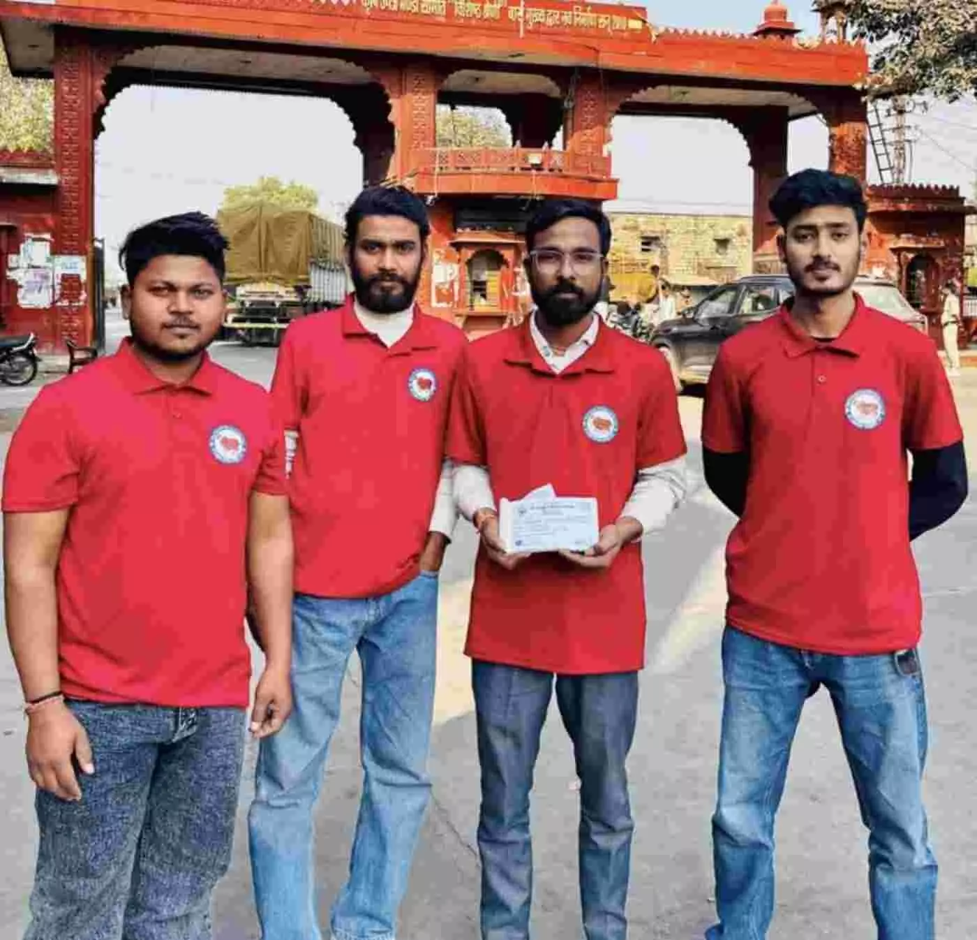 बारां में गोवंश की रक्षा के लिए मंडी व्यवसायी ने बढ़ाया हाथ, गो एम्बुलेंस के लिए 51,000 रुपये का दान