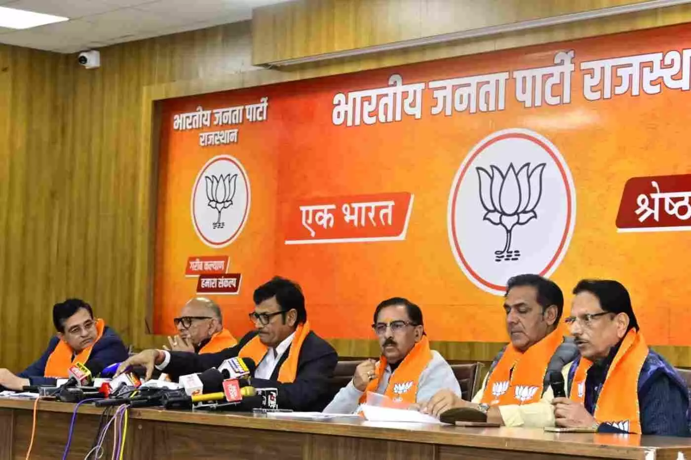 भजनलाल सरकार का मास्टरस्ट्रोक: राजस्थान में 1 लाख सरकारी नौकरियों के साथ भर्ती कैलेंडर 2026 जारी, युवाओं में उत्साह की लहर भजनलाल सरकार का मास्टरस्ट्रोक: राजस्थान में 1 लाख सरकारी नौकरियों के साथ भर्ती कैलेंडर 2026 जारी, युवाओं में उत्साह की लहर