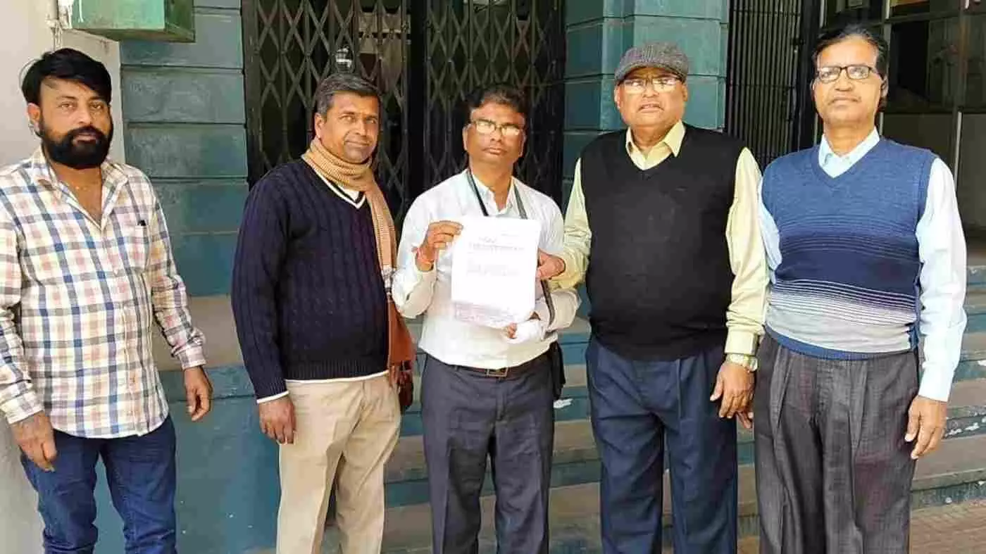 डूंगरपुर में मौत के जाल बने स्पीड ब्रेकर: आए दिन बह रहा सड़कों पर खून, कलेक्टर की चौखट पर पहुंचे शहरवासी डूंगरपुर में मौत के जाल बने स्पीड ब्रेकर: आए दिन बह रहा सड़कों पर खून, कलेक्टर की चौखट पर पहुंचे शहरवासी