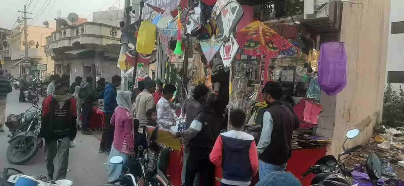 डूंगरपुर के आकाश में सप्तरंगी पतंगों का महासंग्राम, आस्था और उमंग के साथ मनेगा मकर संक्रांति का महापर्व डूंगरपुर के आकाश में सप्तरंगी पतंगों का महासंग्राम, आस्था और उमंग के साथ मनेगा मकर संक्रांति का महापर्व
