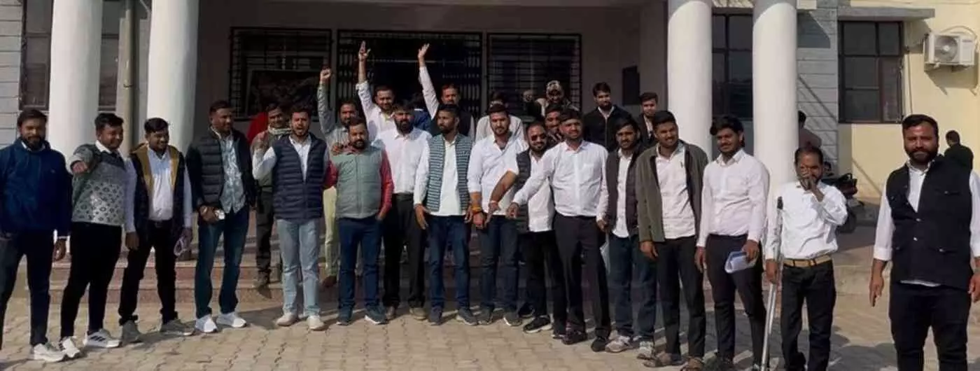 चित्तौड़गढ़: विधि महाविद्यालय के अस्तित्व पर संकट, छात्रों ने राज्यपाल के नाम सौंपा ज्ञापन चित्तौड़गढ़: विधि महाविद्यालय के अस्तित्व पर संकट, छात्रों ने राज्यपाल के नाम सौंपा ज्ञापन