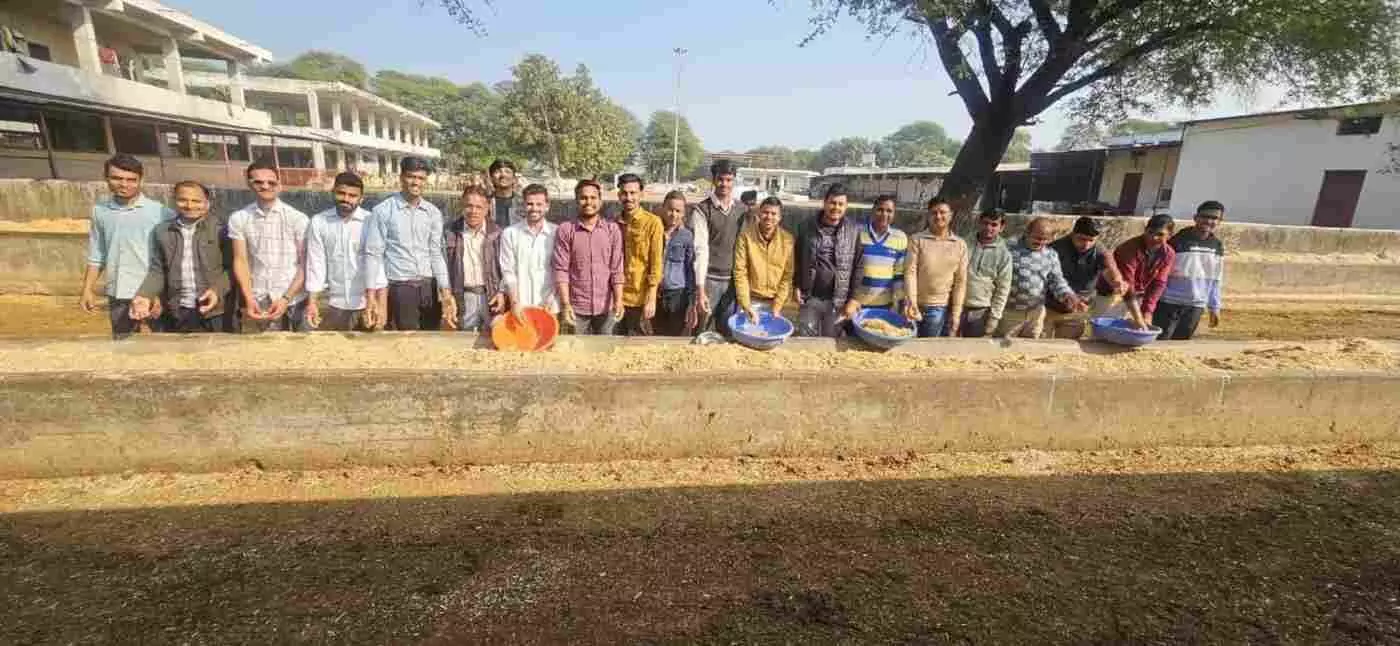 चिकारड़ा में जीव दया का अनूठा संगम: समता युवा संघ ने गौ सेवा और पक्षी चुग्गा के साथ मनाया सेवा सप्ताह