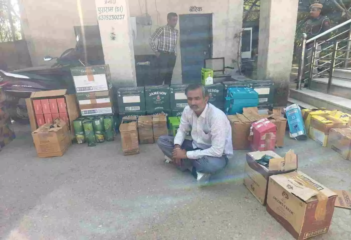 सिरोही: आबूरोड में खिलौनों की आड़ में स्कॉच की तस्करी, रीको पुलिस ने पकड़ी 50 लाख की खेप सिरोही: आबूरोड में खिलौनों की आड़ में स्कॉच की तस्करी, रीको पुलिस ने पकड़ी 50 लाख की खेप
