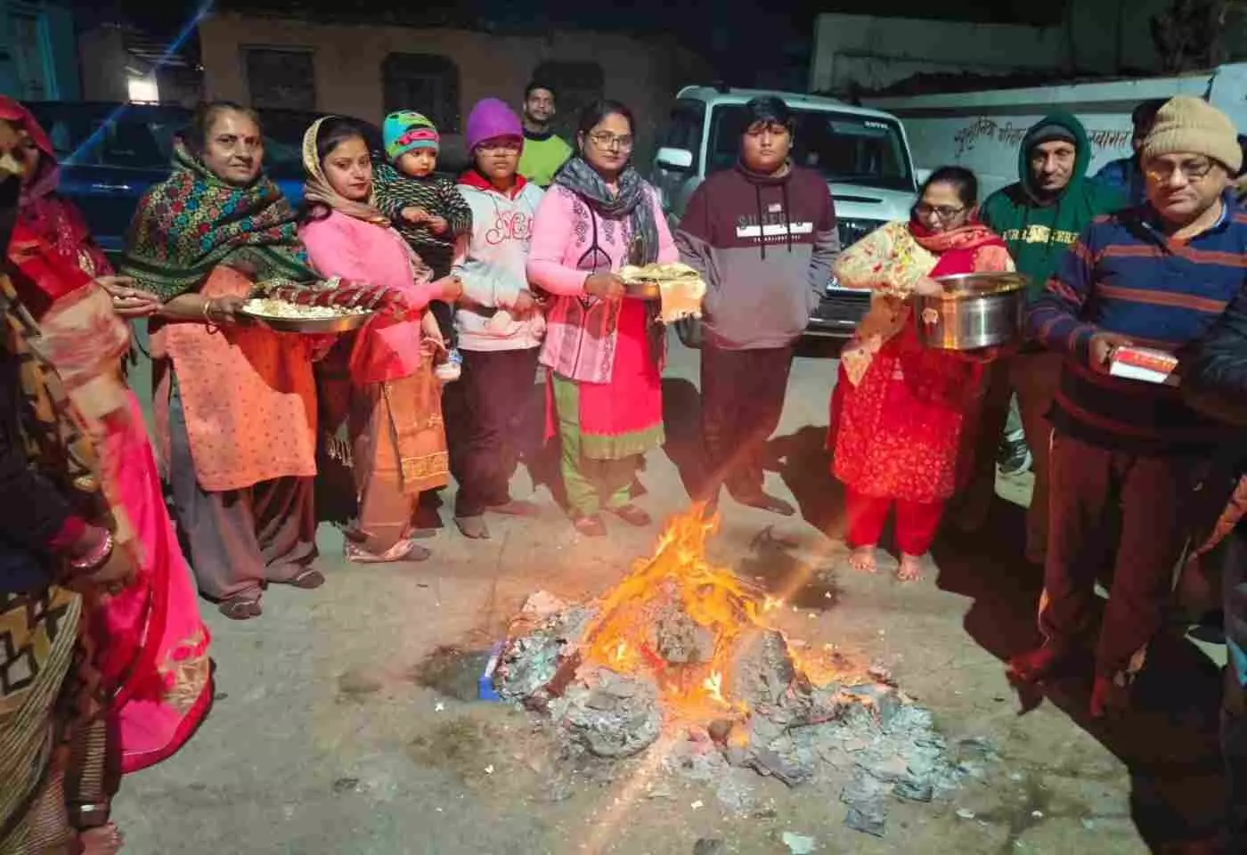 भुसावर में लोहड़ी की धूम: ढोल-नगाड़ों की थाप पर थिरके श्रद्धालु, गुरुद्वारे में उमड़ा आस्था का सैलाब