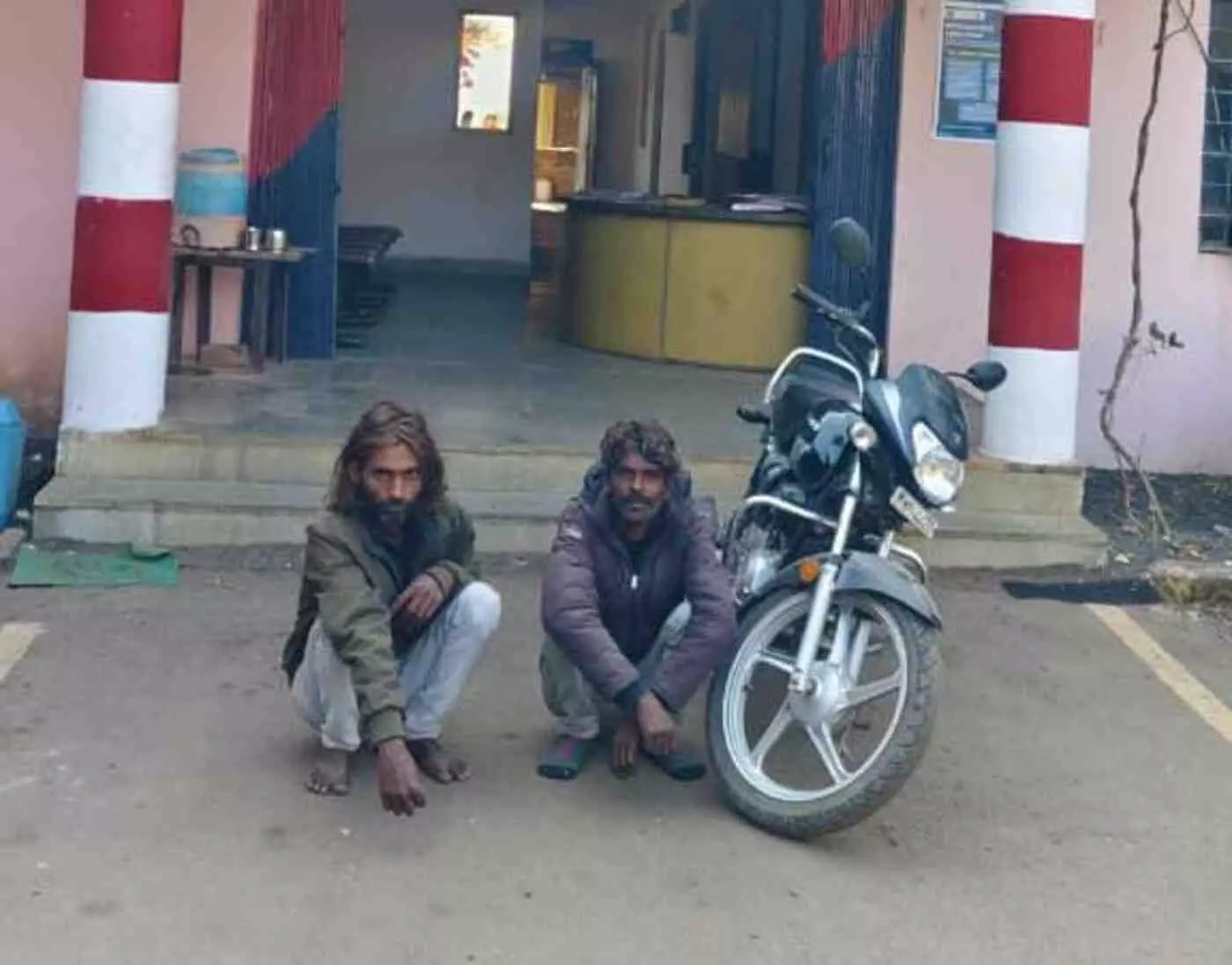प्रतापगढ़: ऑपरेशन चक्रव्यूह के तहत रठांजना पुलिस का बड़ा प्रहार, नशे की खेप के साथ मध्य प्रदेश के दो तस्कर दबोचे प्रतापगढ़: ऑपरेशन चक्रव्यूह के तहत रठांजना पुलिस का बड़ा प्रहार, नशे की खेप के साथ मध्य प्रदेश के दो तस्कर दबोचे