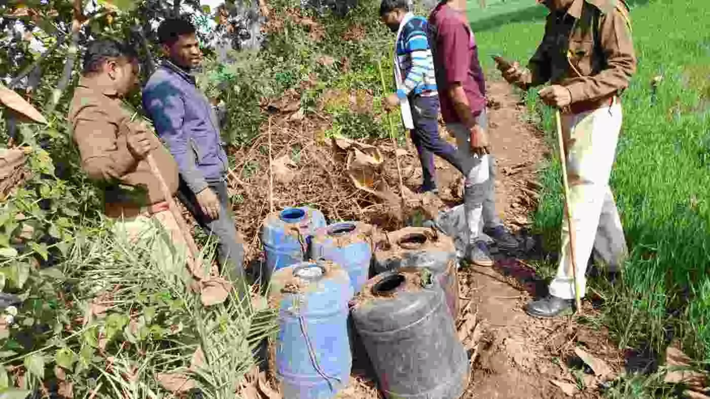 प्रतापगढ़: आबकारी विभाग का अवैध शराब माफियाओं पर कड़ा प्रहार; हजारों लीटर वॉश नष्ट, धधकती भट्टियां कीं जमींदोज प्रतापगढ़: आबकारी विभाग का अवैध शराब माफियाओं पर कड़ा प्रहार; हजारों लीटर वॉश नष्ट, धधकती भट्टियां कीं जमींदोज