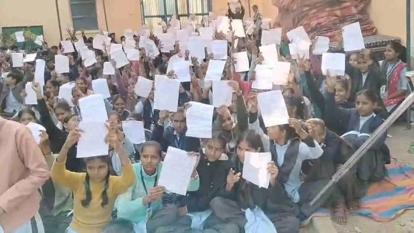 भीलवाड़ा: विनय न मानत जलधि जड़, तीन दिन से धरने पर बैठे छात्रों का सब्र टूटा, सामूहिक टीसी और आमरण अनशन का बजा बिगुल