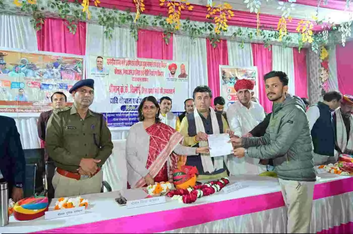 सिरोही के पालडी एम. में प्रभारी मंत्री की रात्रि चौपाल: ग्रामीणों की समस्याओं का मौके पर समाधान, विकास की नई इबारत सिरोही के पालडी एम. में प्रभारी मंत्री की रात्रि चौपाल: ग्रामीणों की समस्याओं का मौके पर समाधान, विकास की नई इबारत