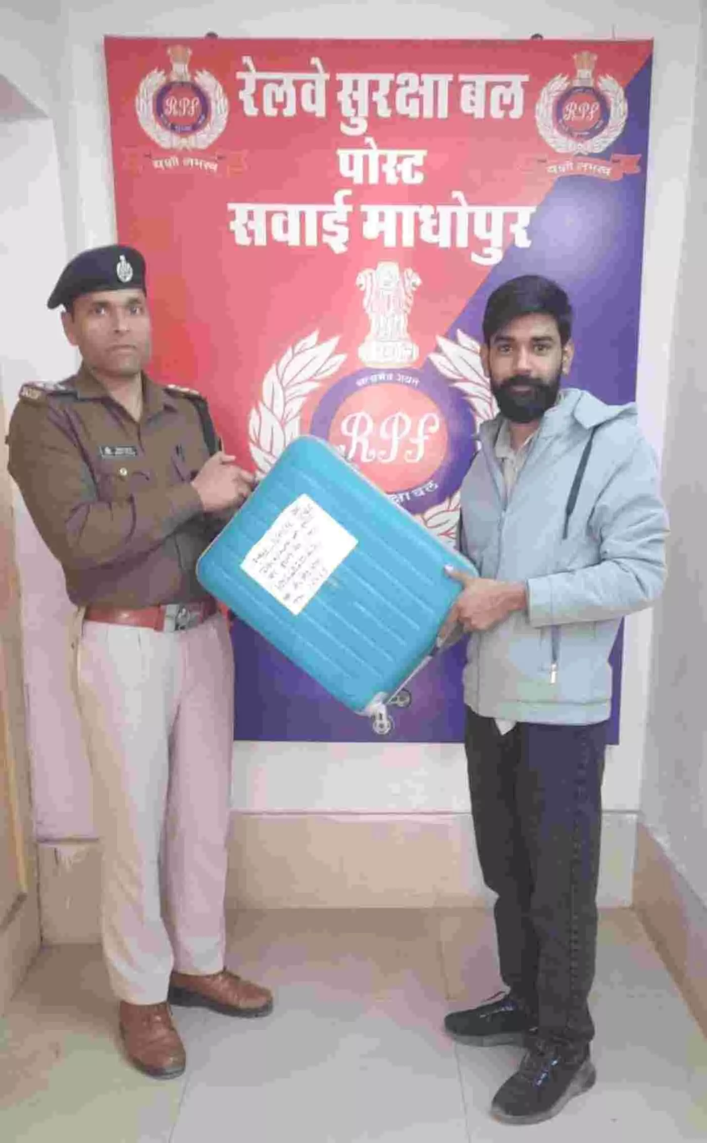 सवाई माधोपुर में खाकी का मानवीय चेहरा: ट्रेन में छूटा कीमती सामान देख उड़े यात्री के होश, फिर ऑपरेशन अमानत ने ऐसे जीता दिल