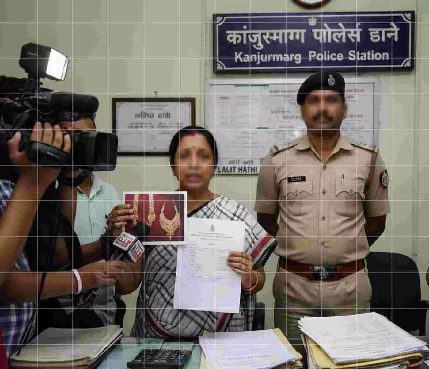 मुंबई: कर्ज के बदले हड़पा सुहाग का सोना, साहूकार ने महिला उद्यमी के साथ की लाखों की धोखाधड़ी मुंबई: कर्ज के बदले हड़पा सुहाग का सोना, साहूकार ने महिला उद्यमी के साथ की लाखों की धोखाधड़ी