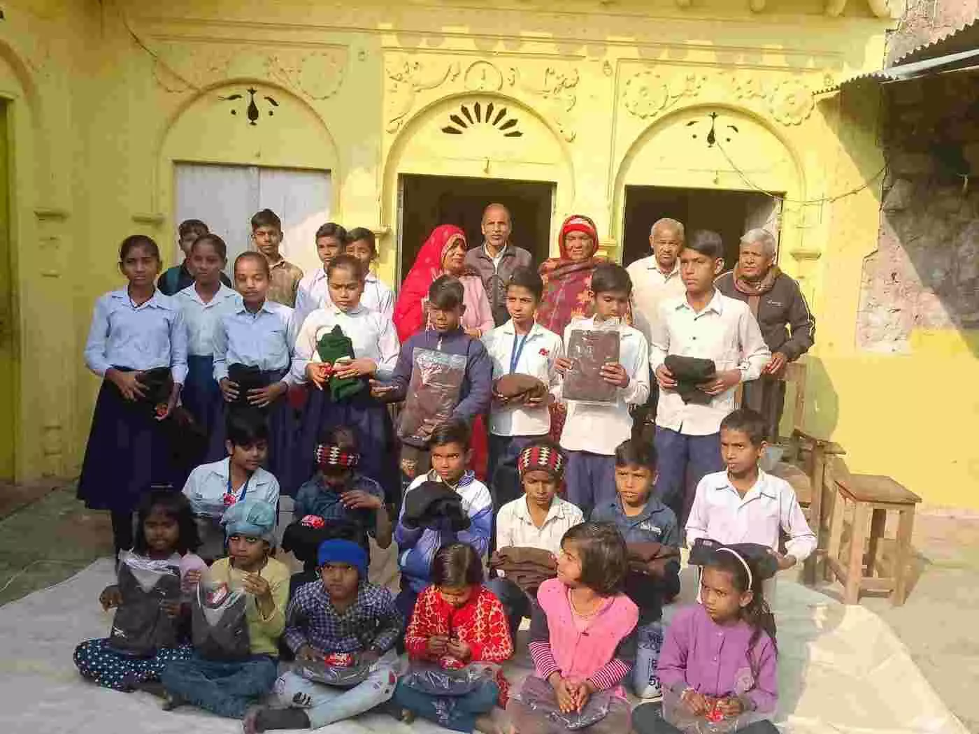 भुसावर में कड़कड़ाती सर्दी के बीच मानवता की गर्माहट: स्वामी शंकरानन्द विद्यालय में निर्धन बच्चों को बांटे गर्म वस्त्र