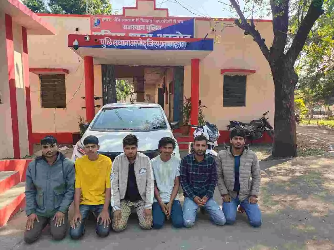अरनोद: नौगावा में पुलिस की बड़ी स्ट्राइक, गुजरात की लग्जरी कार से लाखों की नकदी बरामद, 6 शातिर गिरफ्तार अरनोद: नौगावा में पुलिस की बड़ी स्ट्राइक, गुजरात की लग्जरी कार से लाखों की नकदी बरामद, 6 शातिर गिरफ्तार