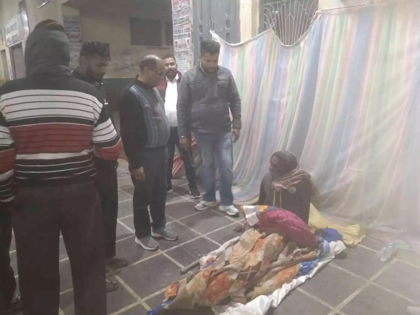 प्रतापगढ़: कड़ाके की ठंड में बेसहारा लोगों का सहारा बने रैन बसेरे, आधी रात को जज साहब ने खुद परखीं व्यवस्थाएं प्रतापगढ़: कड़ाके की ठंड में बेसहारा लोगों का सहारा बने रैन बसेरे, आधी रात को जज साहब ने खुद परखीं व्यवस्थाएं