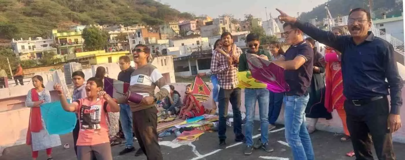 डूंगरपुर की छतों पर छाया मकर संक्रांति का जुनून: ‘वो काटा’ के शोर और भक्ति के संगम से सराबोर हुआ वागड़ डूंगरपुर की छतों पर छाया मकर संक्रांति का जुनून: ‘वो काटा’ के शोर और भक्ति के संगम से सराबोर हुआ वागड़