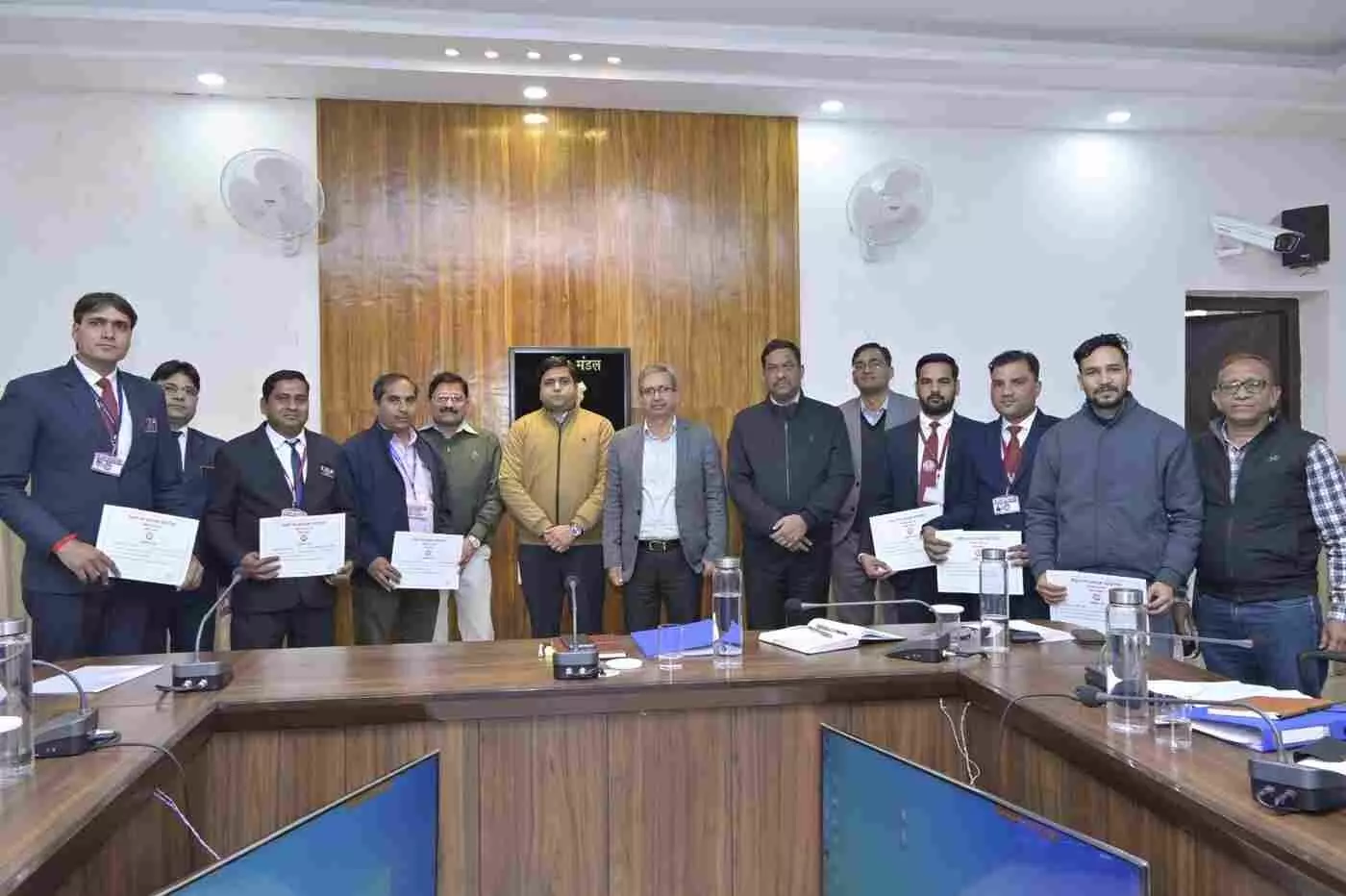 कोटा में जांबाज रेलकर्मियों ने टाला बड़ा हादसा, डीआरएम ने 15 रेल दूतों को सम्मान से नवाजा