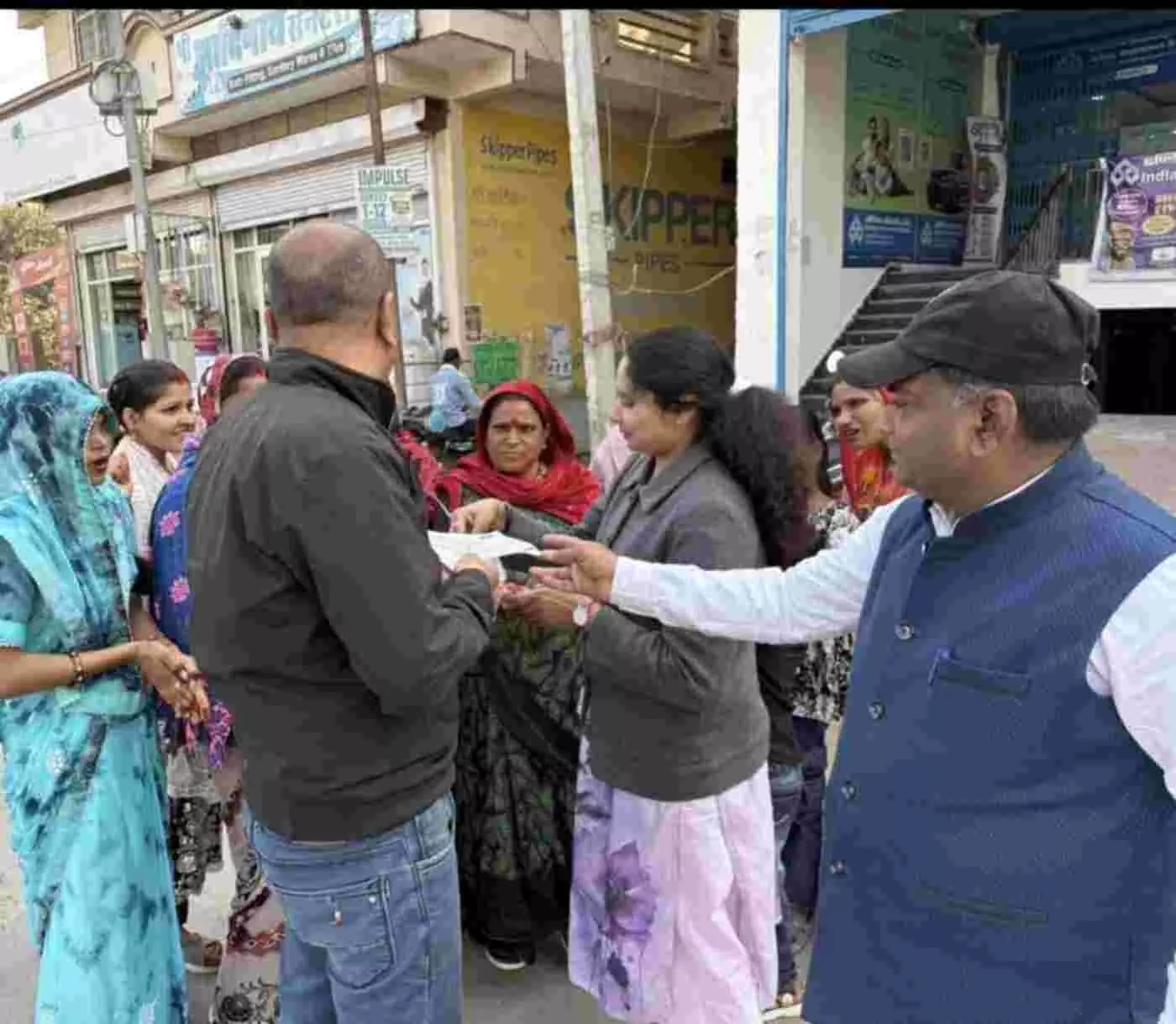बारां में मकर संक्रांति पर अनोखी पहल: गुड़-तिल्ली की मिठास के साथ वाहन चालकों को दिया सुरक्षा का कवच