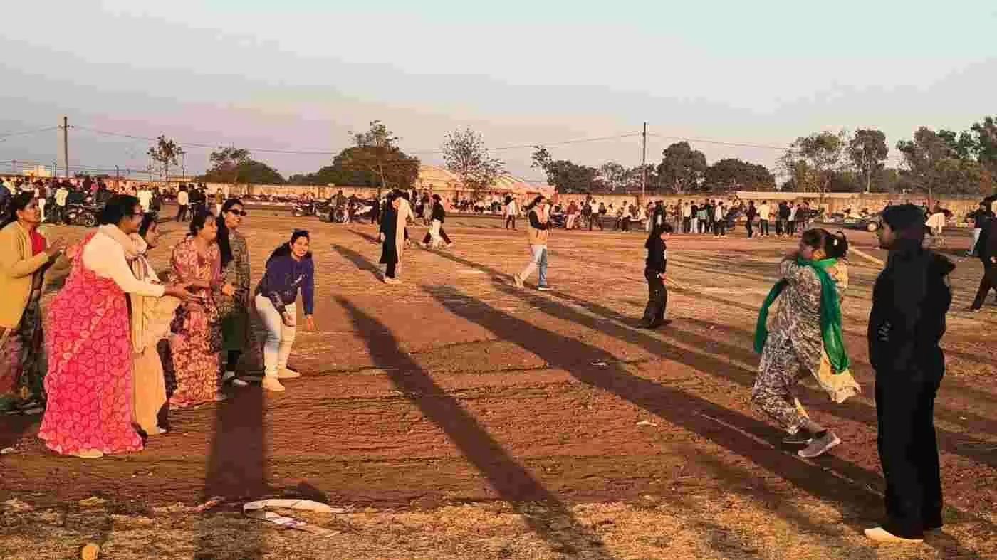 प्रतापगढ़ में मकर संक्रांति का सतरंगी उल्लास: पतंगों से पटा आसमान और देसी खेलों से महकीं गलियां प्रतापगढ़ में मकर संक्रांति का सतरंगी उल्लास: पतंगों से पटा आसमान और देसी खेलों से महकीं गलियां
