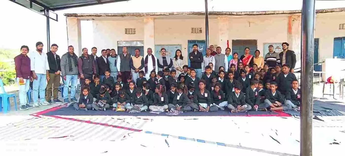 मावली में दानवीरता की बयार: कड़ाके की ठंड में मकर संक्रांति पर स्कूली बच्चों को मिला स्वेटर्स का सुरक्षा कवच मावली में दानवीरता की बयार: कड़ाके की ठंड में मकर संक्रांति पर स्कूली बच्चों को मिला स्वेटर्स का सुरक्षा कवच