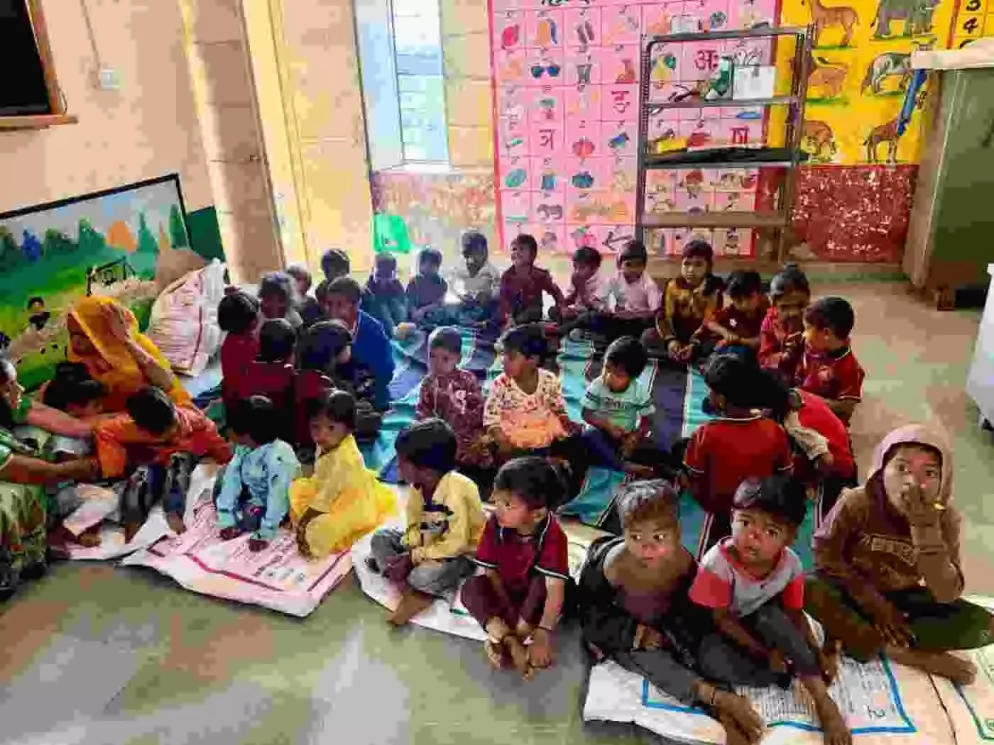 फलासिया के जेतावाड़ा में कड़ाके की ठंड के बीच बच्चों के चेहरे पर आई मुस्कान, दानदाता ने बांटे स्वेटर फलासिया के जेतावाड़ा में कड़ाके की ठंड के बीच बच्चों के चेहरे पर आई मुस्कान, दानदाता ने बांटे स्वेटर