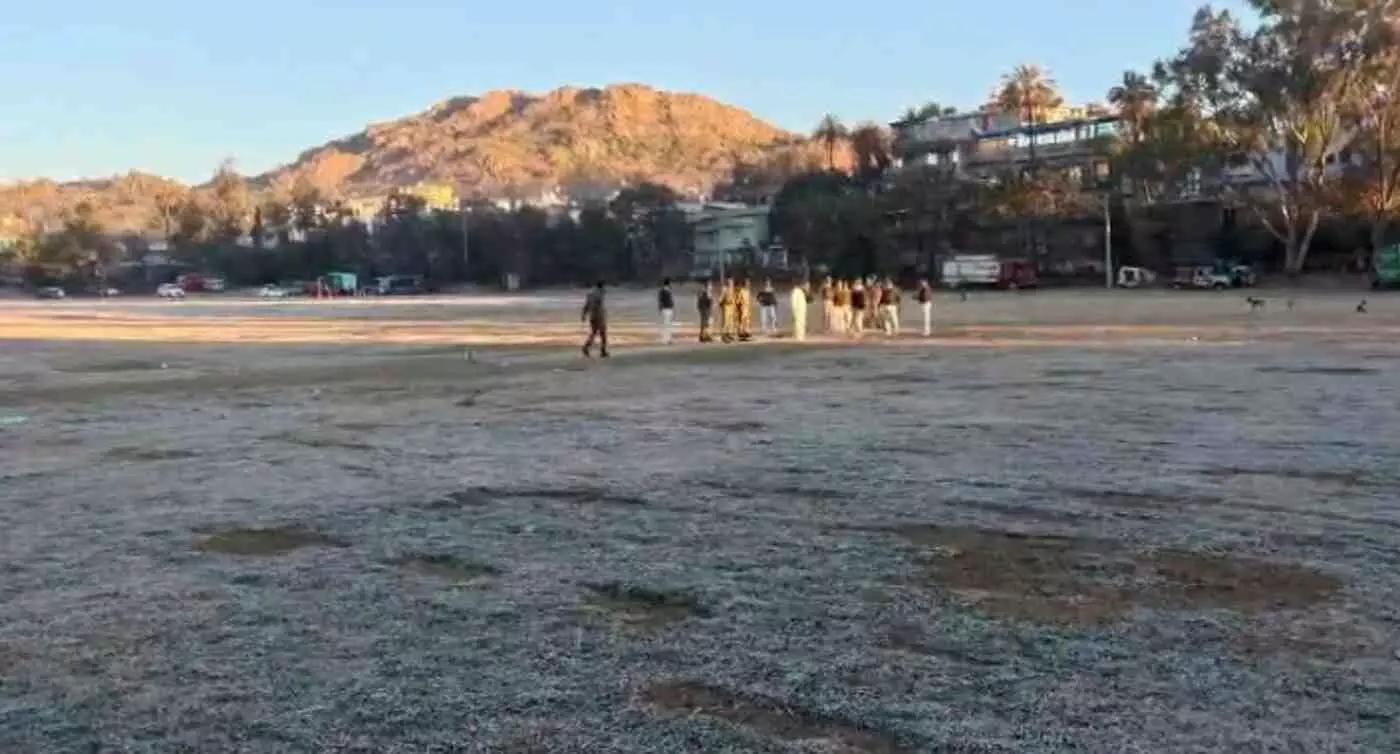 राजस्थान का कश्मीर हुआ माइनस, माउंट आबू में जमी बर्फ की सफेद चादर, गुरु शिखर पर पारा -6.2 डिग्री के पार राजस्थान का कश्मीर हुआ माइनस, माउंट आबू में जमी बर्फ की सफेद चादर, गुरु शिखर पर पारा -6.2 डिग्री के पार