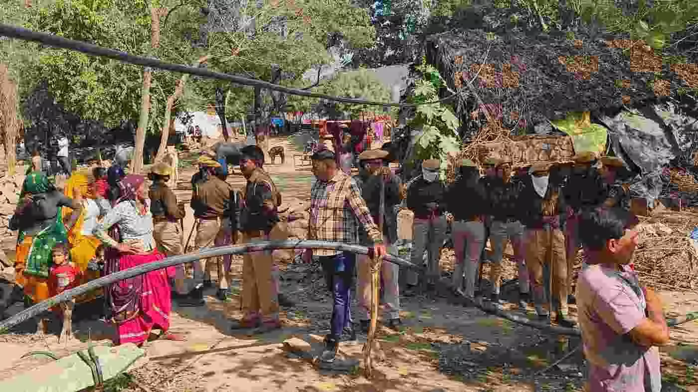 बयाना के कचैरा में प्रशासन का पीला पंजा: नहर की जमीन से हिलाया सालों पुराना अतिक्रमण, मची खलबली