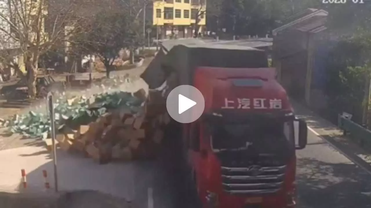 1000 crates scattered on the road, people rushed to help instead of looting them An example of humanity in Yangxin, China