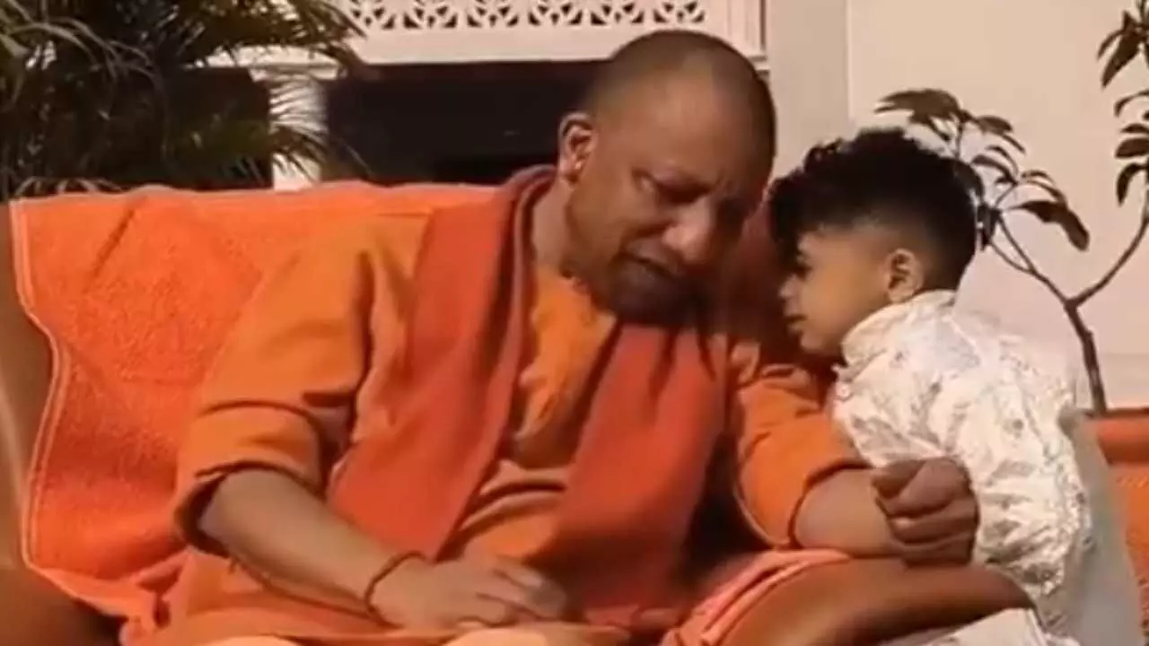 सीएम योगी ने पूछा- और क्या चाहिए?, बच्चे ने तपाक से कहा- चिप्स; वीडियो देख लोटपोट हुई जनता। सीएम योगी ने पूछा- और क्या चाहिए?, बच्चे ने तपाक से कहा- चिप्स; वीडियो देख लोटपोट हुई जनता।