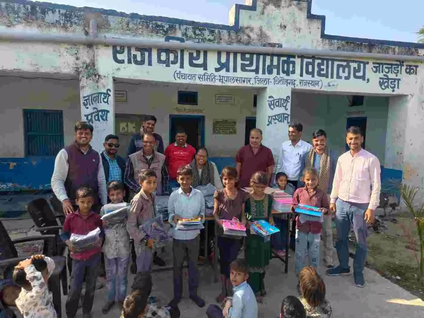चित्तौड़गढ़: ककरवा के सरकारी स्कूल में गुरुजनों ने पेश की मानवता की मिसाल, कड़कड़ाती ठंड में नौनिहालों को मिला नेकी का ऊन