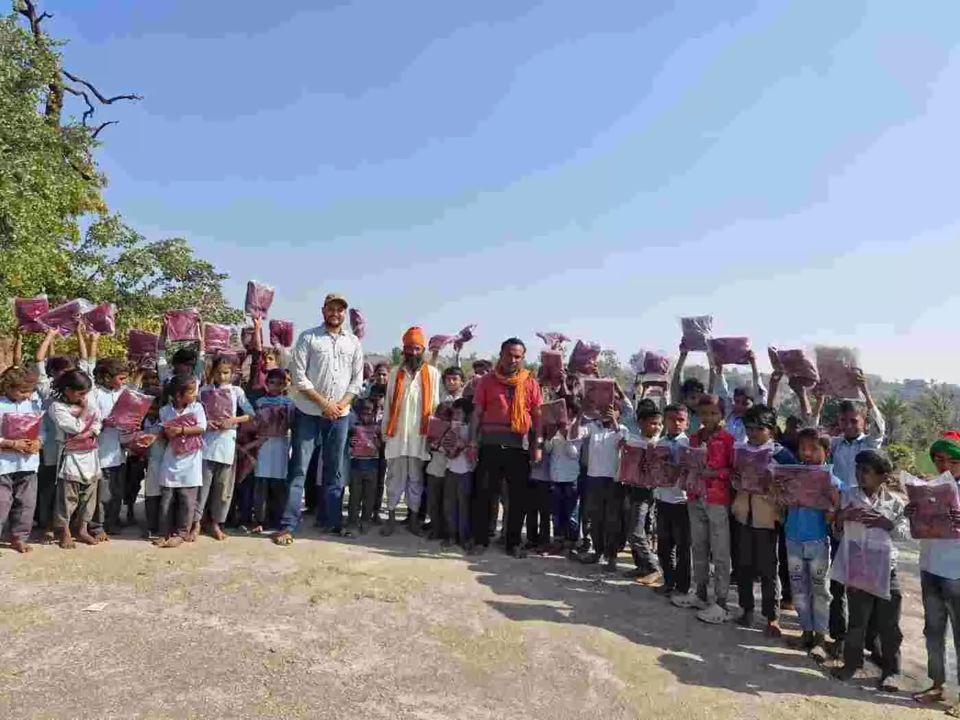 सलूंबर: कड़ाके की ठंड में तहसीलदार की संवेदनशीलता ने बदली बच्चों की सूरत, 500 छात्रों को मिले स्वेटर और स्कूल को मिली अपनी जमीन