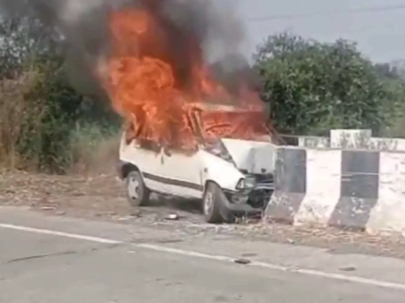 लातूर: जलती कार बनी शिक्षक की चिता, अहमदपुर-किंगाव रोड पर रोंगटे खड़े कर देने वाला हादसा